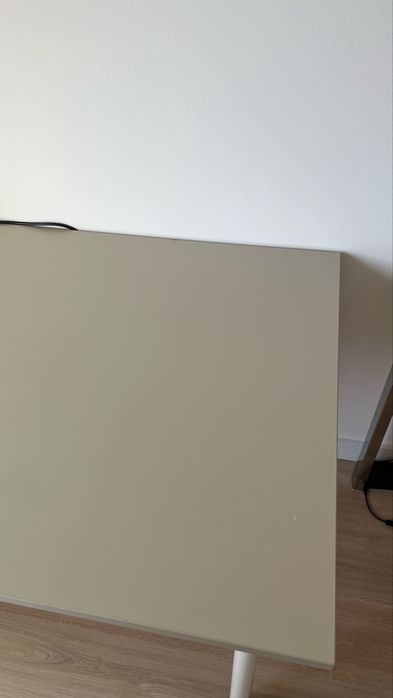 Tampo de secretária bege do IKEA
