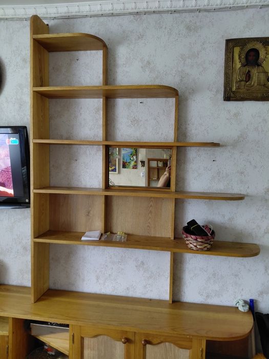 Стелаж дубовий у вітальню