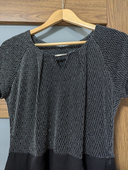 Zwiewna sukienka blyszcząca