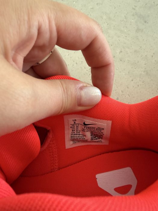 Нові кросівки Nike