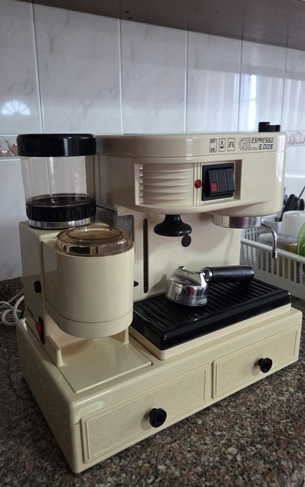 Máquina de café Vintage Briel com moinho integrado