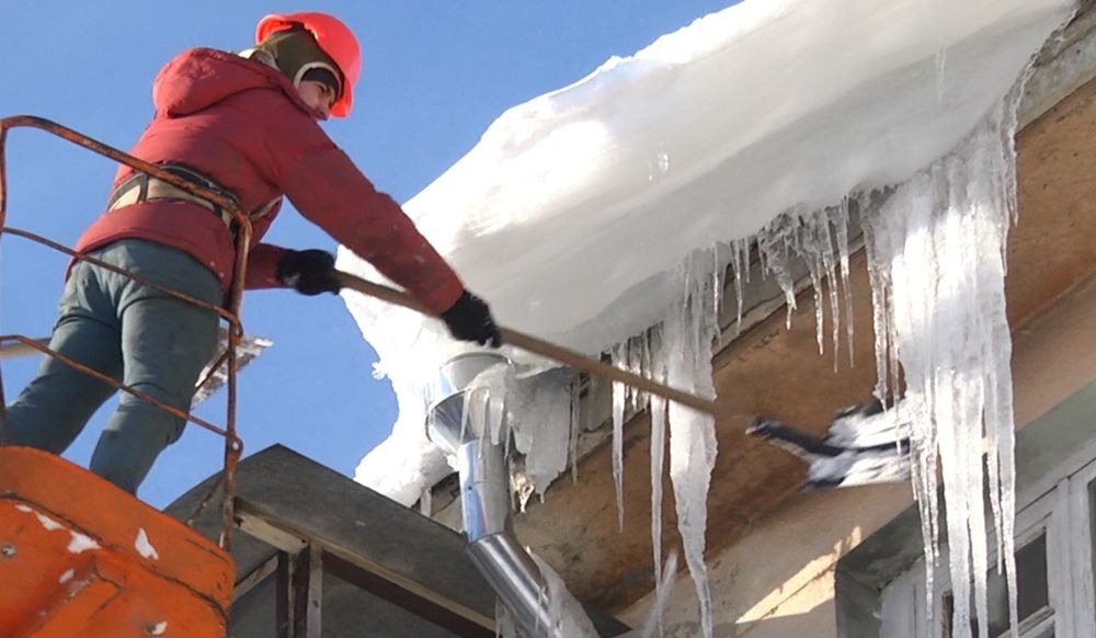 Уборка снега сосулек , чистка ,уборка снега ,збивання бурульки