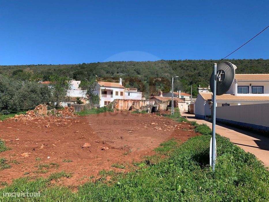 Terreno com ruína - construção de moradia unifamiliar
