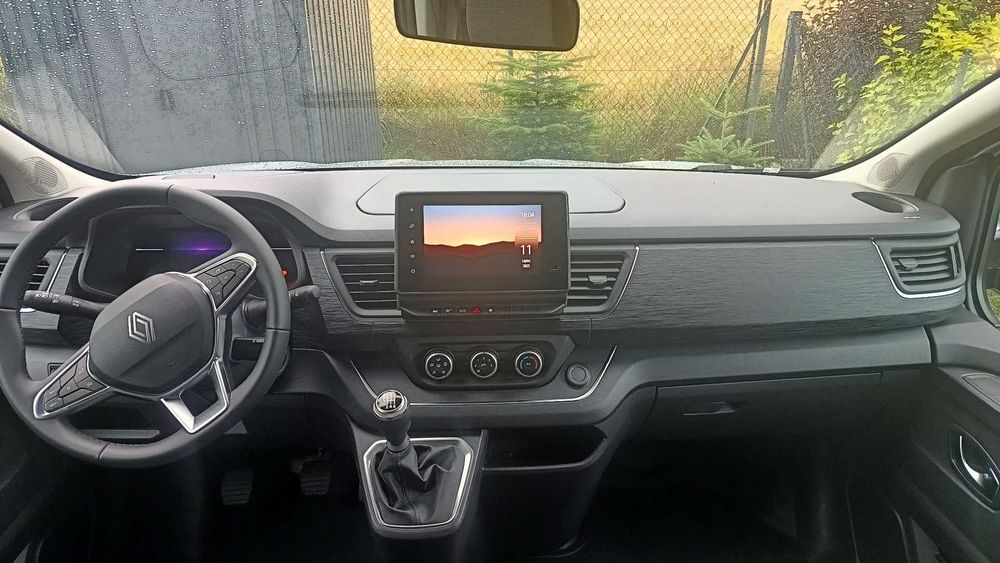 NOWY Renault Trafic 2025 – Wynajem Bus 9-osobowy | Nowy Bus!