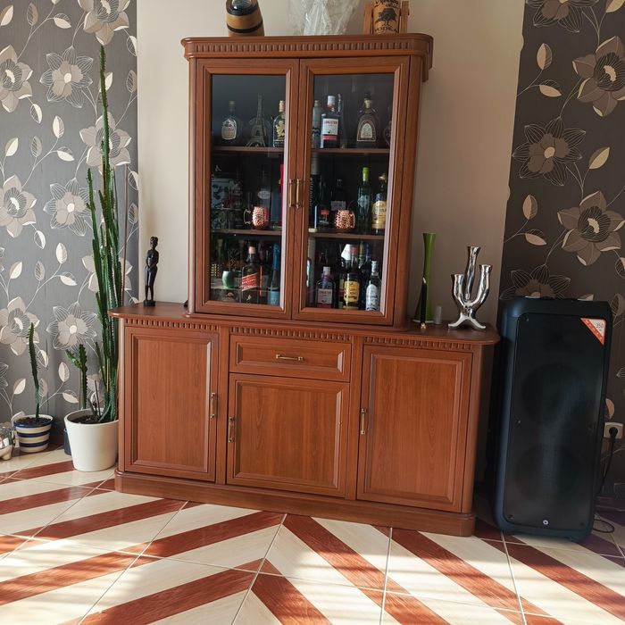 Sprzedam komodę z witryną