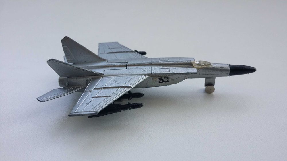 Brinquedo modelo antiguidade vintage avião militar soviético mig25