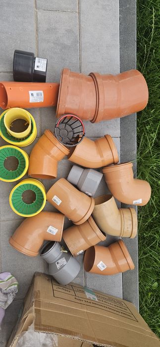 Złącza kolanka przejściówki do rynny i rury drenarskiej