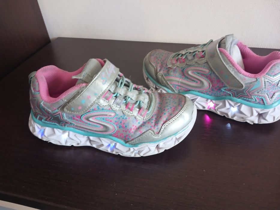 Skechers 32 світяться
