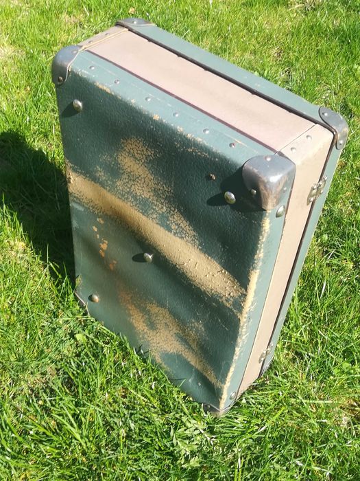 Stara walizka tekturowa