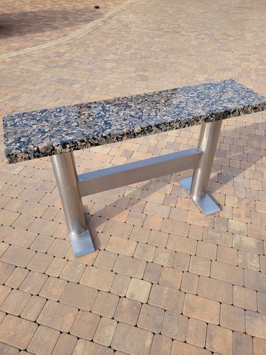 STÓŁ z granitu skandynawskiego