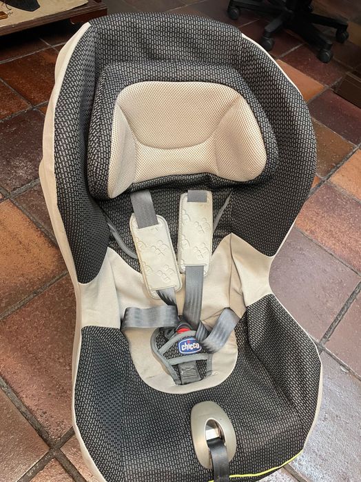 Cadeira de bebé marca Chico com sistema isofix incluída
