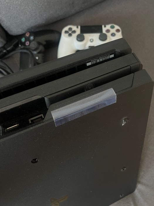 Ps4 pro + 2 pady