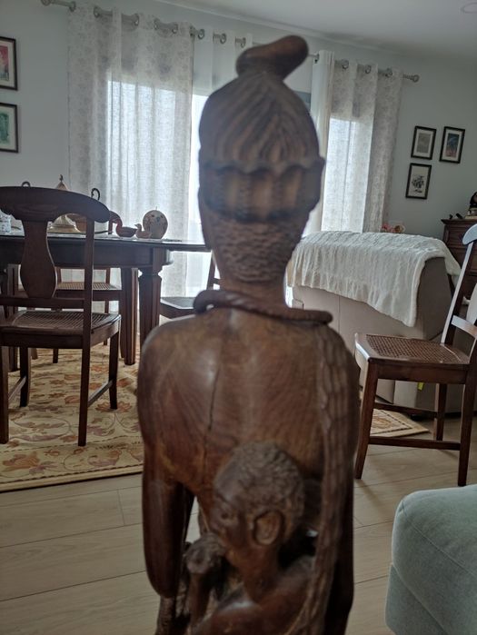 Estatueta madeira  - feita manualmente