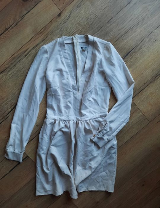 Biała sukienka  długim rękawem dekolt elegancka