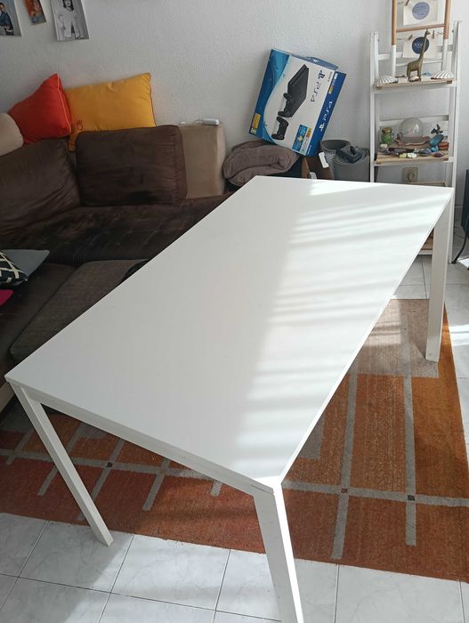 Mesa Branca + Cadeiras para 4 Pessoas