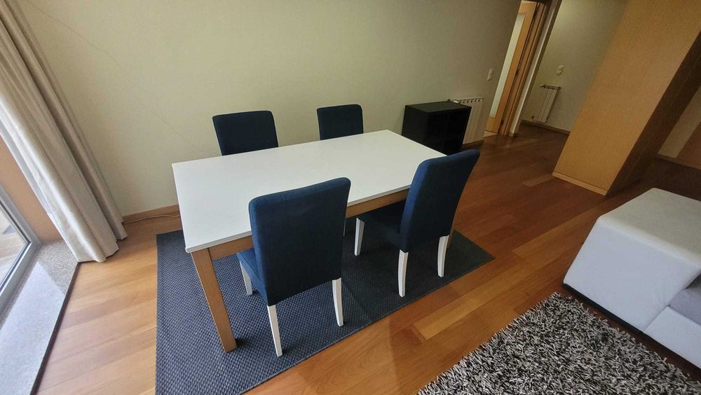 Mesa de refeição extensível + 4 cadeiras