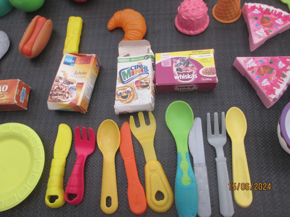 Brinquedos-40 peças plástico de prod.alimentares, talheres e loiça III