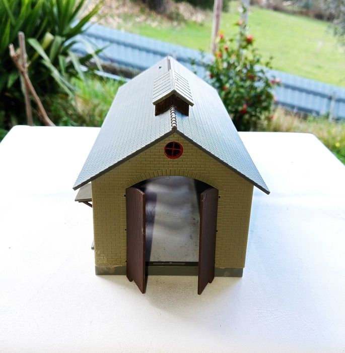 PIKO 61823 Garagem de comboios com ILUMINAÇÃO