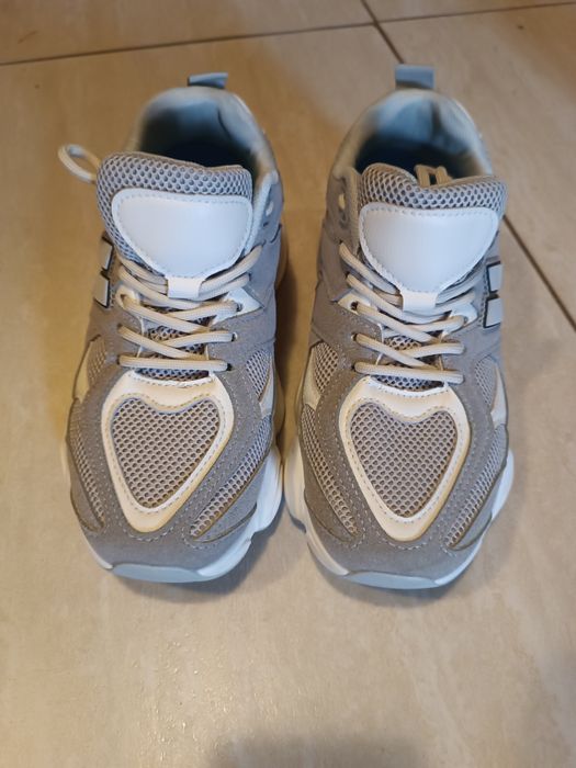 Женские кроссовки 37