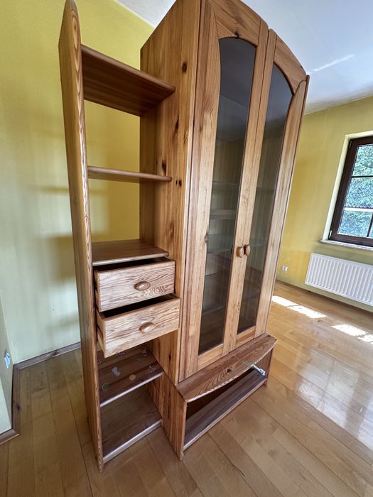 Szafa z przeszklonymi drzwiami