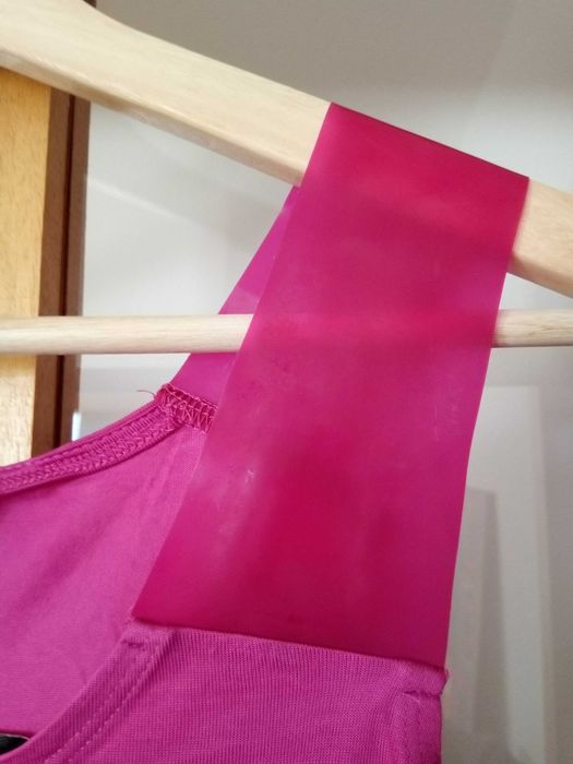 Top com alça em vinil da Monki - Novo