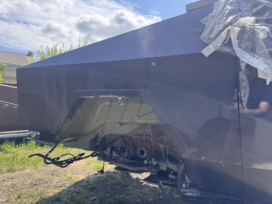 Cybertruck крило