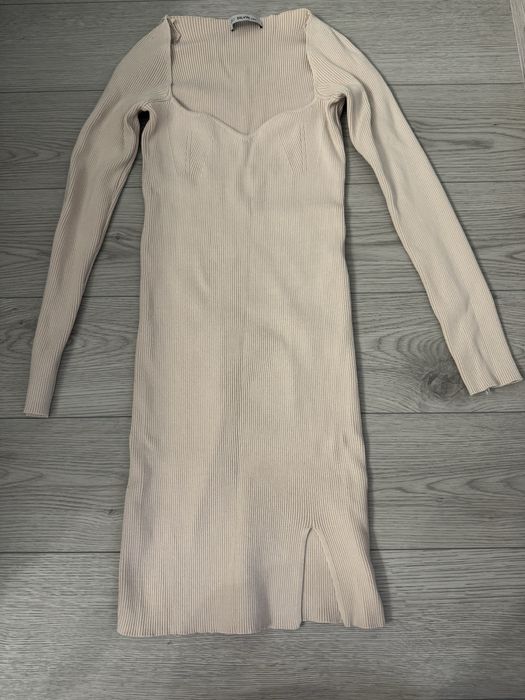 Сукня з відкритим декольте.