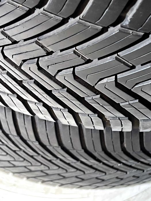 Pneus Continental All-Season Contact - 235/45/17 - Como NOVOS