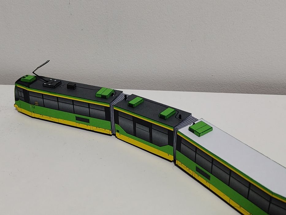 Moderus Beta MF02ac MPK Poznań Model kartonowy zabawka pociąg miejski