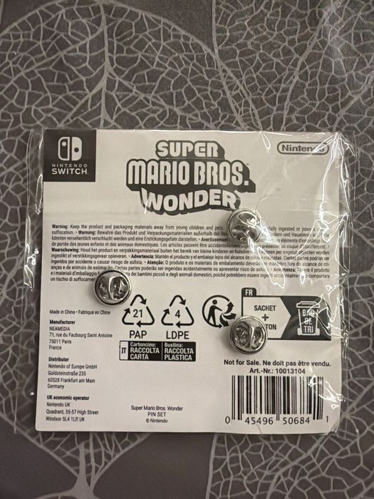 офіційний набір пінів (pin set) від Nintendo для гри Super Mario Bros