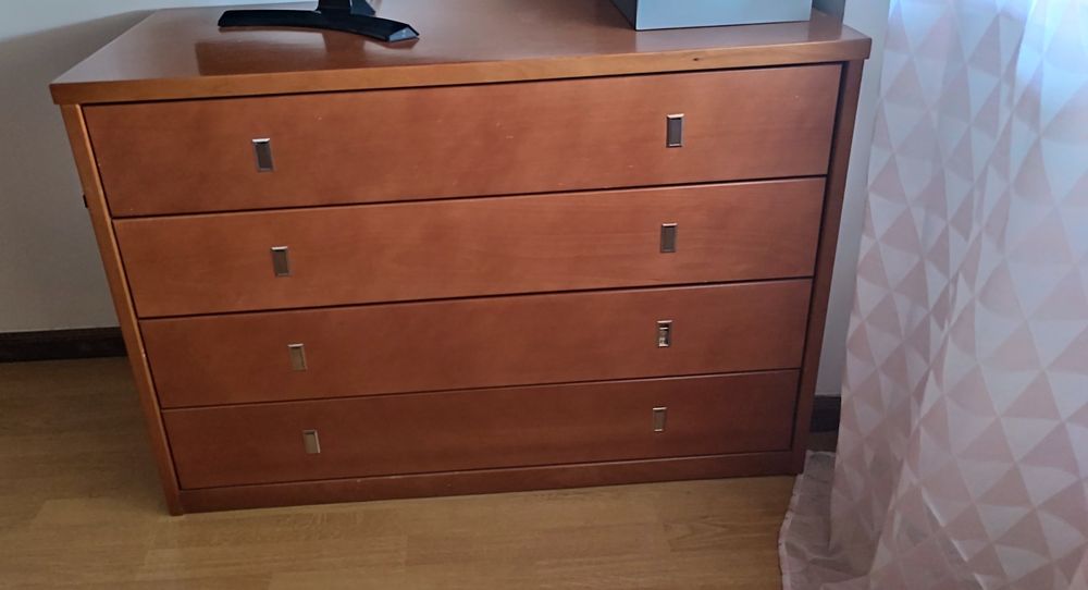 Mobiliário de quarto em bom estado