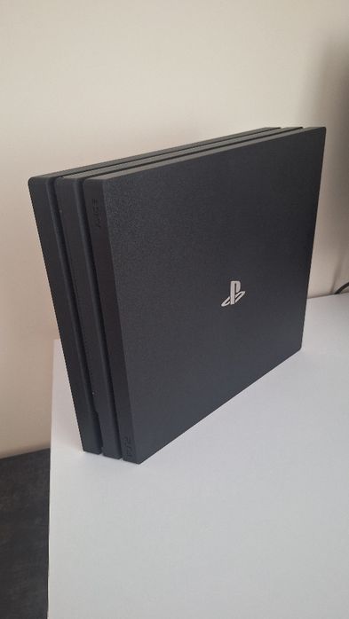 PS4 Pro 1ТВ + 2 оригінальні джойстики + підставка + всі кабелі