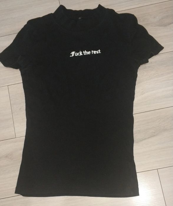 Czarny prążkowany t-shirt Sinsay