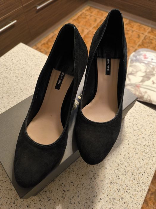 Czółenka szpilki zamszowe Gino Rossi czarne stan idealny. Rozmiar 40.