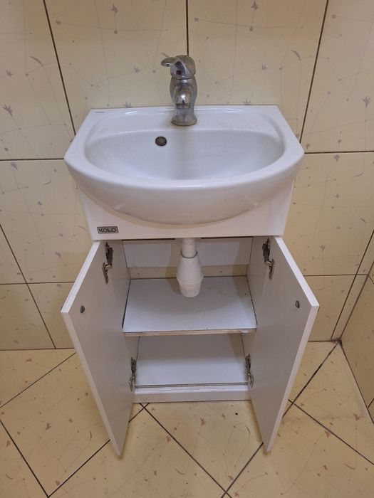 Komplet mebli łazienkowych z lustrem – KOŁO