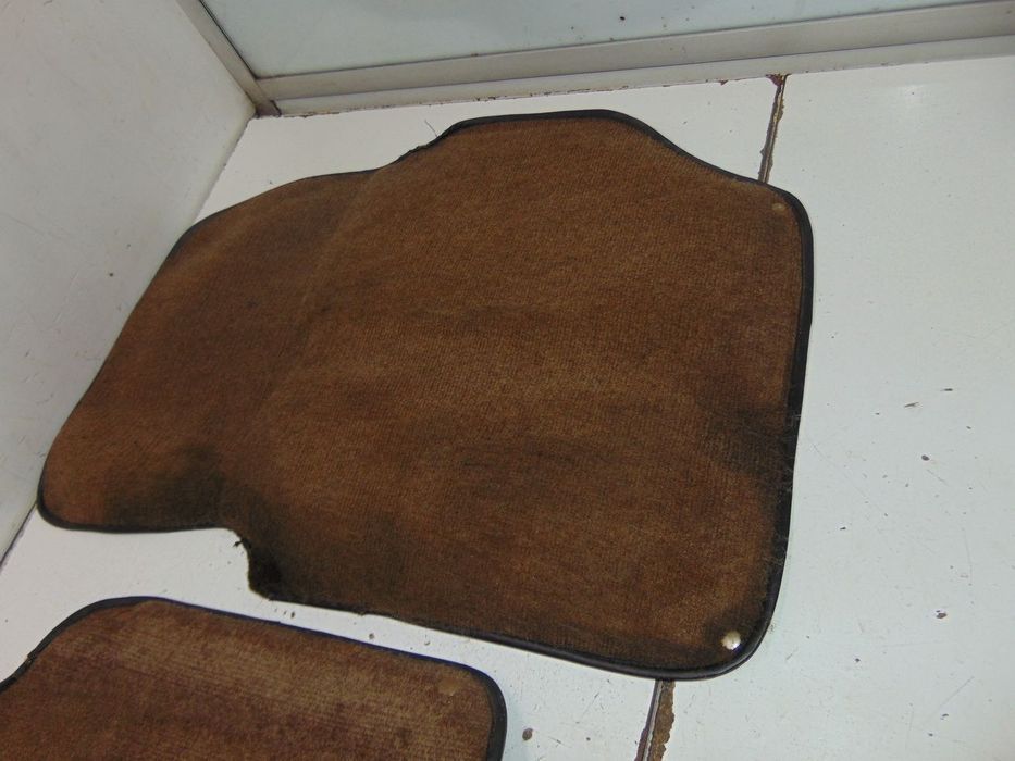 Mercedes tapetes castanhos