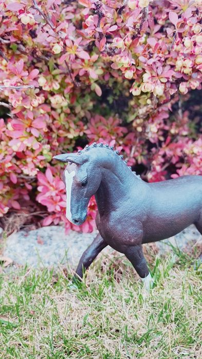 Figurka klaczy hanowerskiej marki Schleich