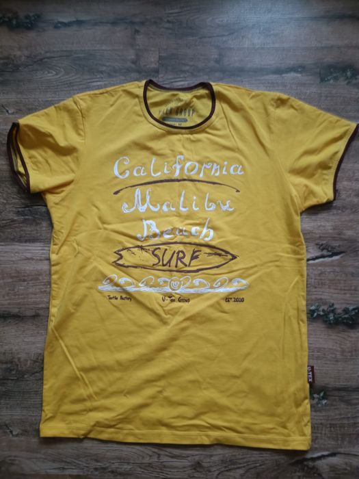 Яскрава жовта футболка