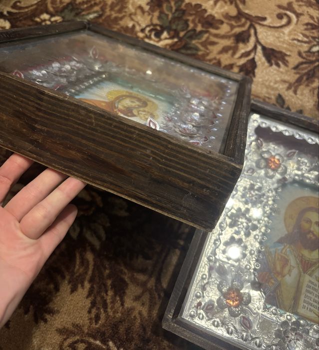 Старі ікони в дереві