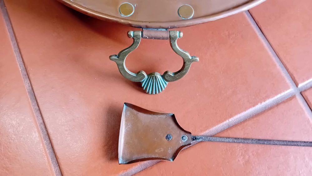 Vendo uma panela e uma braseira, em cobre