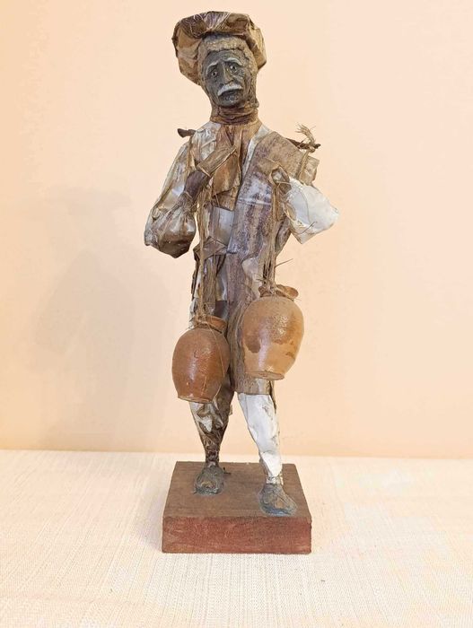 Figura artesanato homem cantaros nas mãos - papel maché
