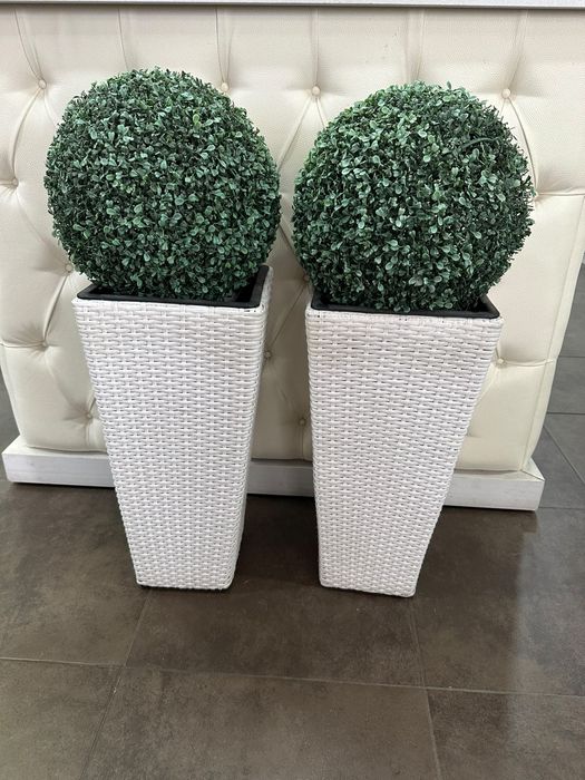 Par de Topiárias Artificiais com Vasos Altos Brancos – Decoração