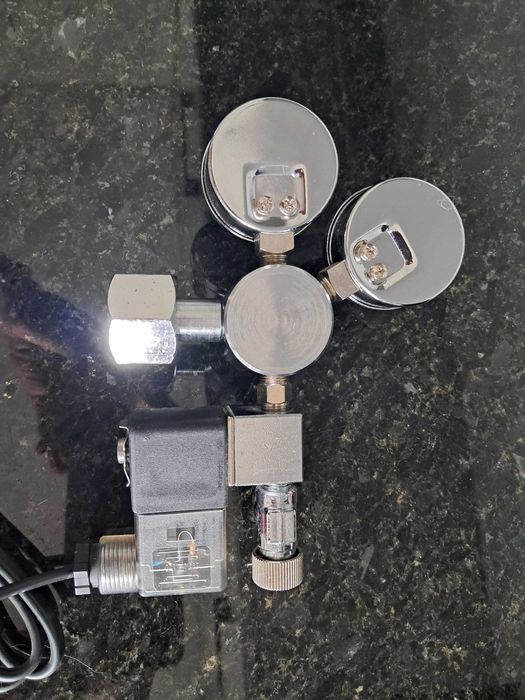 Kit Co2 2Kg com válvula solenóide para plantados da marca TMC como Novo