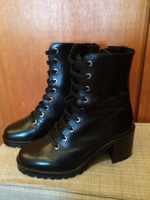 2 pares de botas da Uterque, pretas e bordeau, nº 36, novas
