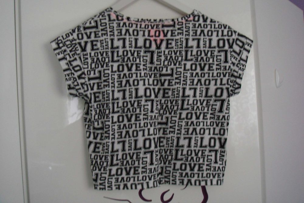 bluzeczka w czarne napisy z krótkim rękawem