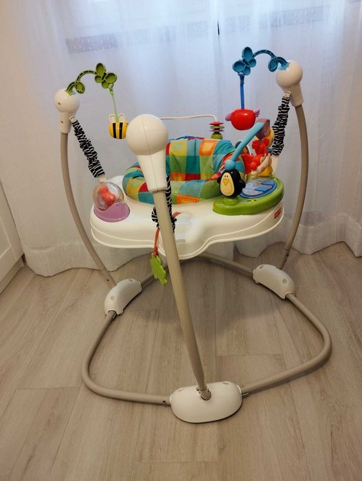 Saltador com atividades para bebés da Fisher Price