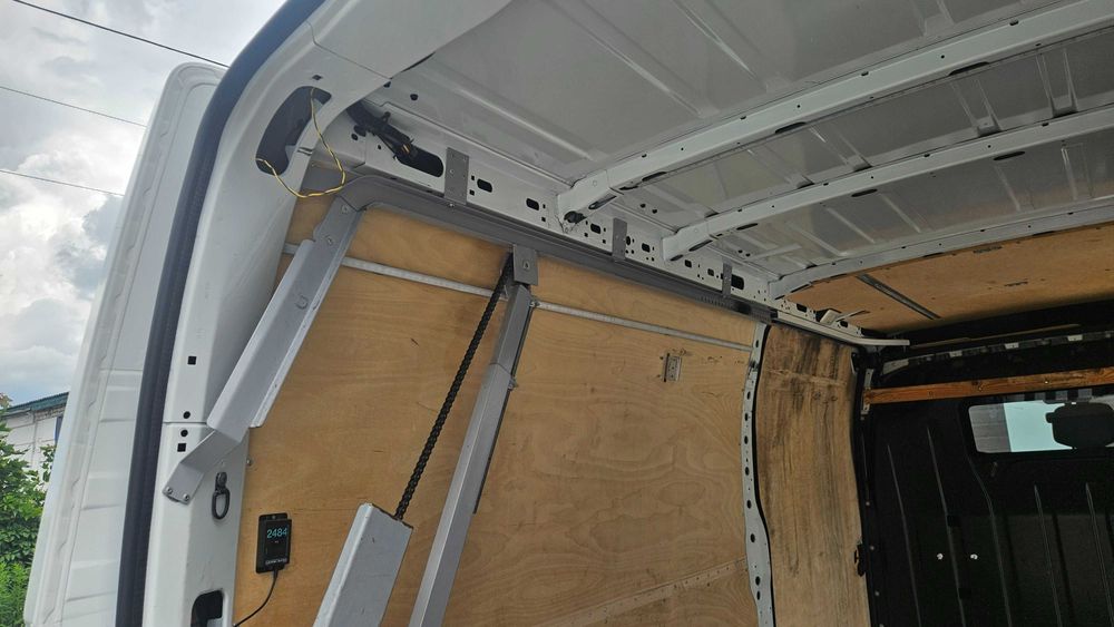 Підйомникв автомобіль. Гідроборт.