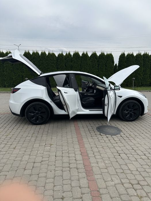 Tesla model Y 2024
