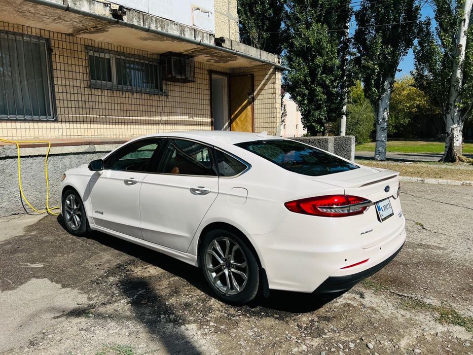 Продаж Ford Fusion Hybrid 2019