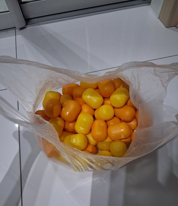 56 sztuk  opakowań po Kinder Niespodziance
